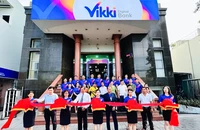 Khách hàng tấp nập giao dịch tại các điểm kinh doanh Ngân hàng Số Vikki