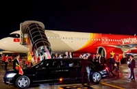 Tổng thống Litva đến Hà Nội trên chuyên cơ Vietjet