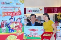 HDBank trao thưởng 1 ký vàng SJC cho nữ khách hàng tại TP.HCM