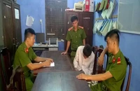 Bắt anh ruột đâm chết em trai rồi cố thủ trong nhà