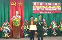 Khen thưởng người giao nộp 7 gói nghi ma túy dạt vào bờ biển