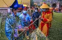 Huế: Dựng cây nêu hoàng cung nhà Nguyễn để cầu bình an