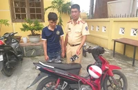 Trần Quốc Đạt bị bắt giữ sau khi thực hiện hành vi cướp giật tài sản. Ảnh: ND