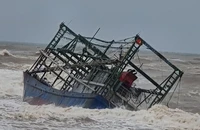 Chưa thể cứu hộ tàu cá mắc cạn tại Quảng Trị