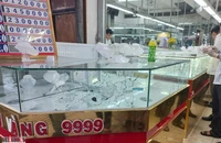Vụ nổ súng AK cướp tiệm vàng: Nhiều người trả lại vàng đã nhặt