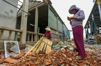 Người dân Quảng Trị hối hả sửa nhà sau bão số 4