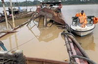 Bắt tàu khai thác cát trái phép gần điểm 3 căn nhà bị sạt trên sông Thạch Hãn