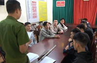 Giải quyết mâu thuẫn bằng dao, 10 thanh niên bị khởi tố
