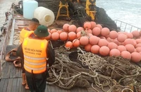 Tiếp cận tàu vỏ sắt trôi trên vùng biển Quảng Trị