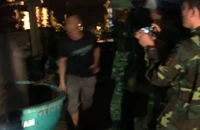 'Nghẹt thở' ứng cứu ngư dân chìm thuyền trên biển ở Quảng Trị