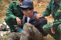 Trinh sát truy đuổi, quật ngã kẻ vận chuyển 12.000 viên ma túy 
