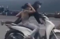 Đôi nam nữ 'làm xiếc' trên xe SH khi qua đèo Hải Vân