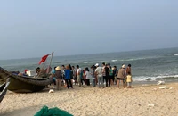 Hai người dân lao xuống biển cứu được thanh niên bị sóng cuốn xa hàng chục mét