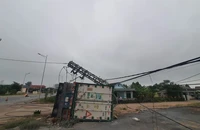 Xe container lật ở lối vào cao tốc Cam Lộ - La Sơn làm 2.000 hộ dân mất điện