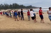 Miền Trung: Sau nắng gay gắt, giông lốc làm chìm tàu, ngã lúa 