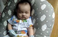 Huế: Phát hiện cháu bé kháu khỉnh bị bỏ rơi trên cầu