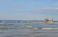 Hàng chục người dân, BĐBP ứng cứu tàu cá hư hỏng trên biển