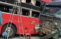 Xe khách va chạm xe tải, hàng chục hành khách hoảng loạn