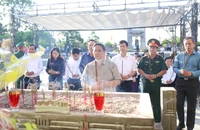 Thủ tướng dâng hương tưởng nhớ các anh hùng liệt sĩ tại Quảng Trị
