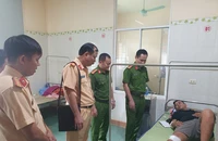 Tạm giữ người chạy xe máy tốc độ cao tông thẳng vào CSGT 