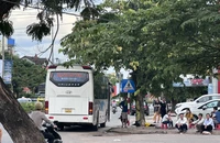 Cụ ông 76 tuổi bị xe khách bỏ rơi giữa đường