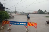 Mưa xối xả ở Huế, học sinh nghỉ học, thủy điện điều tiết nước để đón lũ