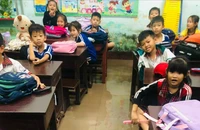 Thừa Thiên Huế: Nước lên nhanh, cô trò bì bõm lội nước về nhà