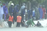 100 cán bộ, chiến sĩ cùng người dân ngâm mình trong mưa lũ để hộ đê 