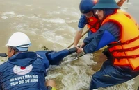 Kịp thời cứu 2 mẹ con bị nước lũ cuốn trôi