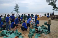 Khẩn trương khắc phục sạt lở bờ biển ở Thừa Thiên Huế