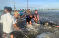 Đi xe máy qua con đường ngập, 2 vợ chồng bị nước cuốn trôi