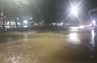 Nước lũ lên nhanh, học sinh toàn tỉnh Thừa Thiên Huế nghỉ học ngày mai