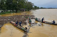 Nước lũ trên sông Hương lên trở lại.