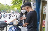 Sau lũ, tiệm sửa xe ở Huế quá tải vì người dân ùn ùn mang xe đi sửa. Ảnh: ND