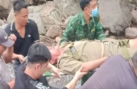 Cứu nạn tài xế xe đầu kéo mất lái lao xuống suối