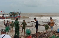 Cứu hộ tàu cá mắc cạn khi vào cảng ở Quảng Trị
