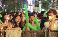 Người dân Huế, Quảng Trị đổ ra đường chào đón năm mới giữa trời lạnh