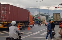 Va chạm với xe đầu kéo, 2 vợ chồng đi xe máy thương vong