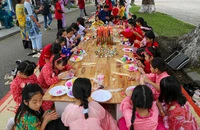 Du khách thích thú trải nghiệm tại Festival Tết Huế
