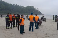Lật thuyền đánh cá ở Huế, 1 ngư dân mất tích 