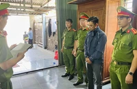 Bắt nhóm chuyên làm giả kính chắn gió ô tô các hãng nổi tiếng bán để kiếm lời.