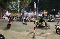 Người đàn ông nằm 'ăn vạ' giữa đường khi bị kiểm tra nồng độ cồn