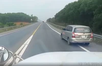 ô tô vượt ẩu ở nút 'thắt cổ chai' trên cao tốc Cam Lộ - La Sơn.