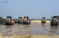 Công nhân đội nắng thi công cao tốc Vạn Ninh - Cam Lộ xuyên lễ