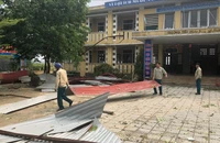 Mưa, giông lốc gây tốc mái trường khiến hơn 260 học sinh ở Huế phải nghỉ học