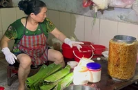 Một phụ nữ sản xuất chả bò, chả cua có chứa hàn the