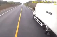 1 xe tải vượt ẩu ở nút thắt cổ chai trên cao tốc Cam Lộ - La Sơn