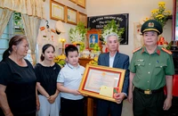 Truy tặng Huân chương Bảo vệ Tổ quốc hạng Ba cho nguyên Phó trưởng Công an phường