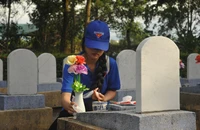 Hàng nghìn người đến dâng hương tại Nghĩa trang liệt sĩ quốc gia Đường 9