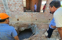 Kiểm tra việc nhà dân tại khu tái định cư cao tốc ở Quảng Trị bị sụt lún